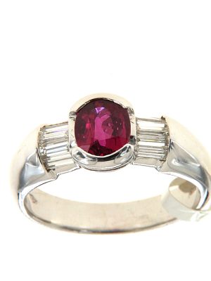Anello fantasia con rubino ovale e diamanti taglio baguette - rub-257
